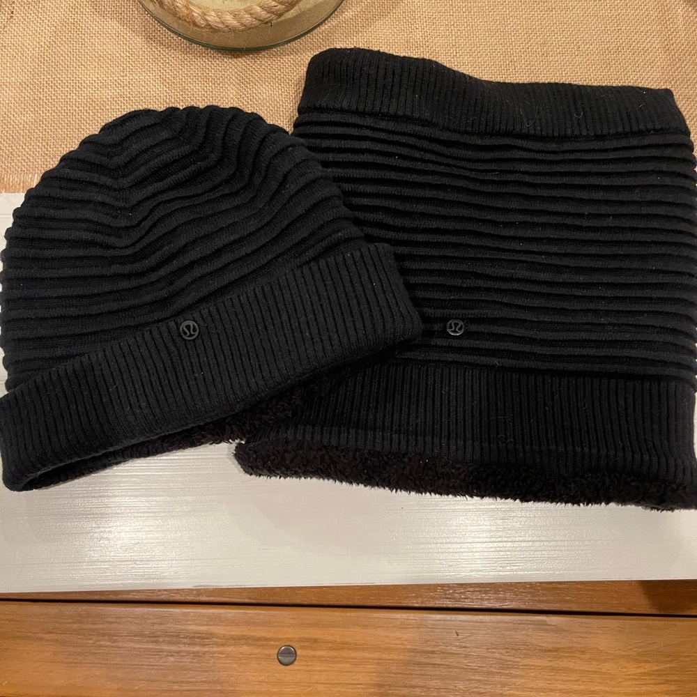 Lululemon women’s knit hat and neck warmer with fur inside EUC black